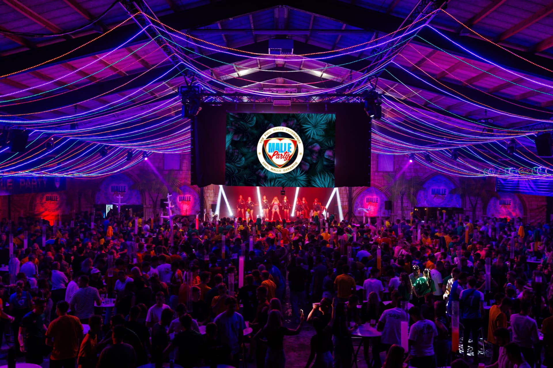 Malle Party zaal met LED-scherm boven het podium