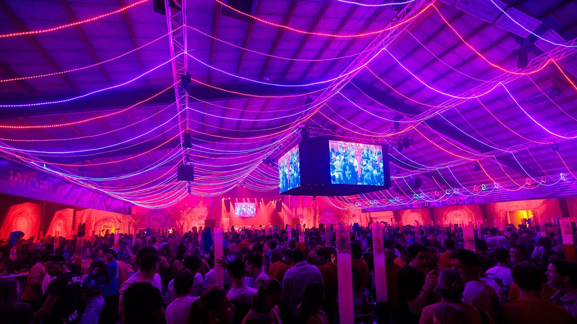 Volle Malle Party-hal met paarse en roze verlichting en lichtslangen